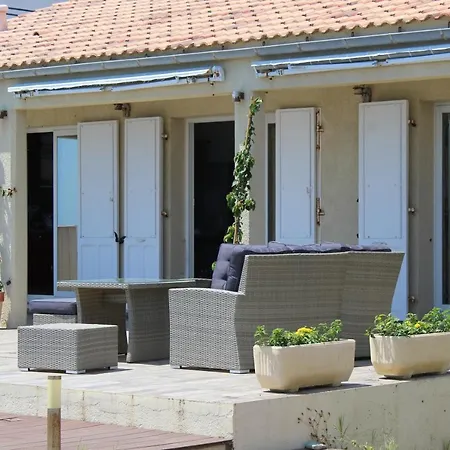 Maison Pieds Dans L'eau, Vue Panoramique, Bord De Mer Et Sur La Plage