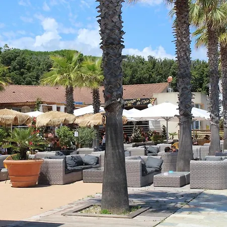 Maison Pieds Dans L'eau, Vue Panoramique, Bord De Mer Et Sur La Plage *