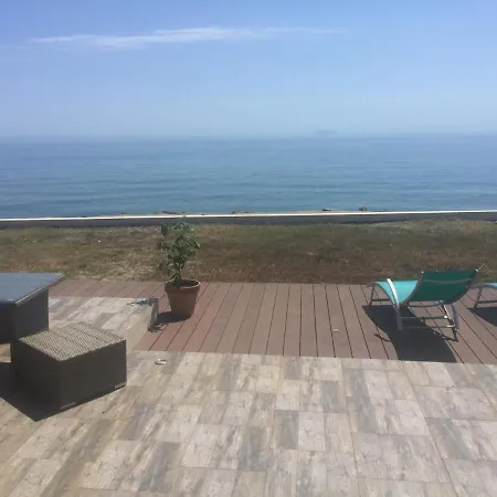 Maison Pieds Dans L'eau, Vue Panoramique, Bord De Mer Et Sur La Plage *