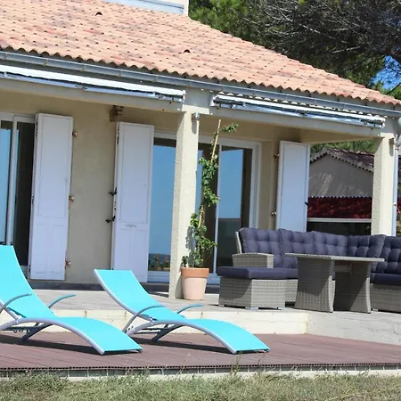 Maison Pieds Dans L'eau, Vue Panoramique, Bord De Mer Et Sur La Plage