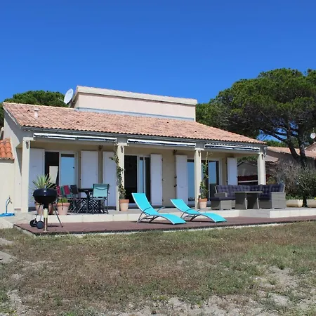 Maison Pieds Dans L'eau, Vue Panoramique, Bord De Mer Et Sur La Plage *